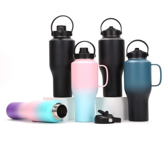 Klassische Edelstahl-Wasserflasche passt in den Getränkehalter im Auto